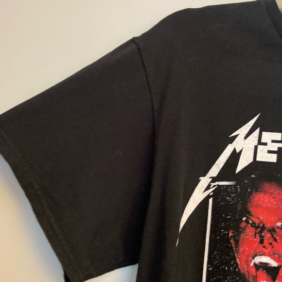 ⭐️ Metallic 2017 World Tour Graphic Band Tee Crew neck T-shirt size medium - Picture 4 of 9